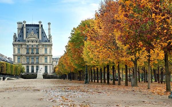 1.Thành phố lãng mạn nhất thế giới: Paris được biết đến với tên gọi “thành phố của tình yêu”. Du khách có thể dạo bước qua những khu vườn Palace of Fontainebleau ở ngoại ô thành phố, hay quận đồi dốc nơi Edith Piaf chào đời, thưởng thức một show diễn ở Palais Garnier hay một bữa tối ở La Fermette Marboeu...