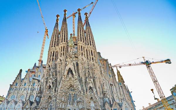 18. Thánh đường Sagrada Familia (Barcelona, Tây Ban Nha): Bắt đầu xây dựng từ năm 1882, tới nay thánh đường này vẫn chưa hoàn thiện. Quy mô cũng như chi tiết của Sagrada Familia khiến bất cứ ai có cơ hội chiêm ngưỡng đều thấy choáng ngợp.