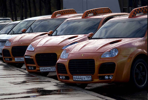 Đến Moscow, bạn sẽ được đi dạo qua Quảng Trường đỏ trên xe taxi nhãn hiệu Porsche Cayene hoặc Maybach 62!