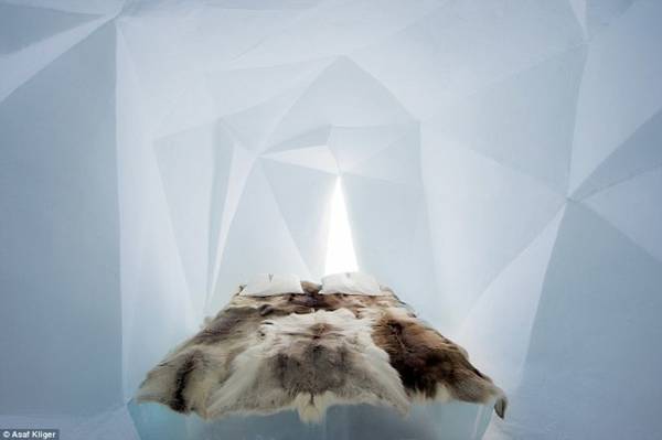 Một trong những thiết kế phòng ngủ độc đáo bằng băng tuyết của The Ice Hotel - Ảnh: Daily Mail