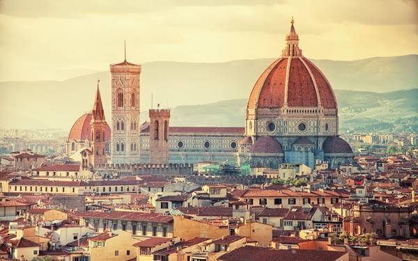 Florence, Italy: Thành phố này có rất nhiều các phòng trưng bày nghệ thuật và bảo tàng như Uffizi, Bargello, Accademia Gallery, các nhà thờ như Santa Maria Novella, Santa Croce với kiến trúc tuyệt đẹp. Tuy nhiên, điểm hấp dẫn của Florence chính là vì nơi đây là cái nôi của thời kỳ Phục Hưng Italy, từ những con phố trải sỏi duyên dáng nơi người dân thường tụ tập giao lưu.