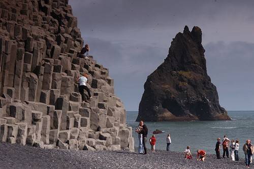 1 .Biển Vik , Iceland: Bờ biển này do ngọn núi lửa Mydalsjokull phun trào dung nham và tạo nên những bờ cát đen.