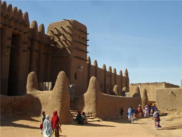 Nhà thờ Hồi giáo Timbuktu ở Mali: Được xây dựng chủ yếu từ bùn nên các bức tường của nhà thờ Timbuktu đang có nguy cơ bị sụp đổ do nhiệt độ tăng cao và lượng mưa nhiều.