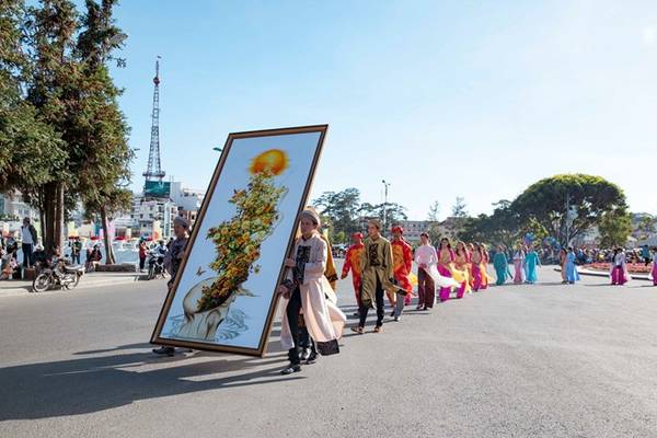 Buổi lễ có sự góp mặt của 600 nghệ nhân nghề thêu các dân tộc Việt Nam và quốc tế như Hàn Quốc, Nhật Bản.