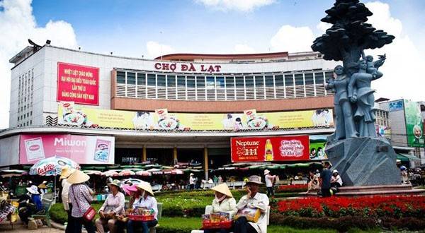 Chợ Đà Lạt: Chợ Đà Lạt là một trung tâm thương mại của thành phố Đà Lạt tọa lạc trên trục đường chính là đường Nguyễn Thị Minh Khai và được xem là "con tim của thành phố Đà Lạt". Không chỉ là một ngôi chợ với các hoạt động mua bán, chợ còn là điểm thu hút khách tham khi đến thành phố Đà Lạt. 