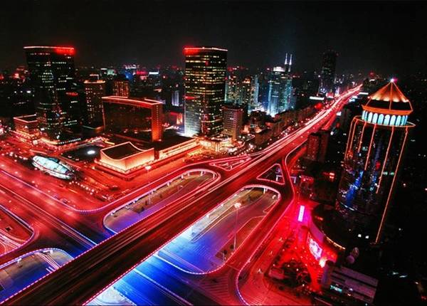 Sau khi tự do khám phá công viên bạn sẽ ra sân bay vào buổi chiều đáp chuyến bay tới Bắc Kinh. Tối sẽ là khoảng thời gian tự do khám phá thủ đô Bắc Kinh sôi động về đêm. Ảnh: Beijing - Meldrenachapin.com.