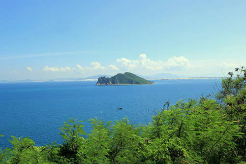 Khánh Hòa có 4 vịnh biển gồm: Vân Phong, Nha Phu, Nha Trang và Cam Ranh. Vân Phong là vinh biển lớn nhất của Khánh Hòa, đầy tiềm năng về khai thác du lịch sinh thái và kinh tế biển. Vân Phong được rất nhiều tổ chức quốc tế công nhận là vịnh biển có điều kiện trở thành một điểm đến du lịch hàng đầu châu Á và thế giới.