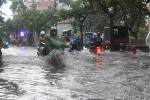 Hình ảnh xe máy lội nước rất thường gặp sau khi trời mưa lớn.