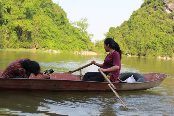 Du lịch Hà Nội - Tự mình trải nghiệm cảm giác "cầm lái" và nhờ người chèo thuyền ghi lại khoảnh khắc đó. Họ cũng chính là những "hướng dẫn viên du lịch" nghiệp dư giới thiệu cho khách đầy đủ các cảnh đẹp của hồ Quan Sơn.
