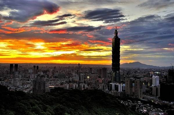 Phong cảnh cả thành phố Đài Bắc cũng rất tuyệt mỗi độ thu về. Bạn có thể lên tòa nhà 101 ngắm nhìn toàn cảnh Đài Bắc để có những trải nghiệm riêng có về mảnh đất này. Ảnh: Sina