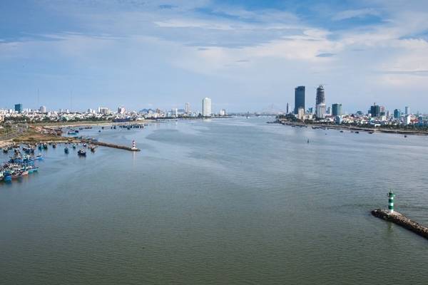 Với địa hình tuyệt đẹp cùng cơ sở hạ tầng hiện đại, cảng Đà Nẵng đang thu hút sự giao thương của nhiều quốc gia trên thế giới đến giao dịch nơi cảng biển này.