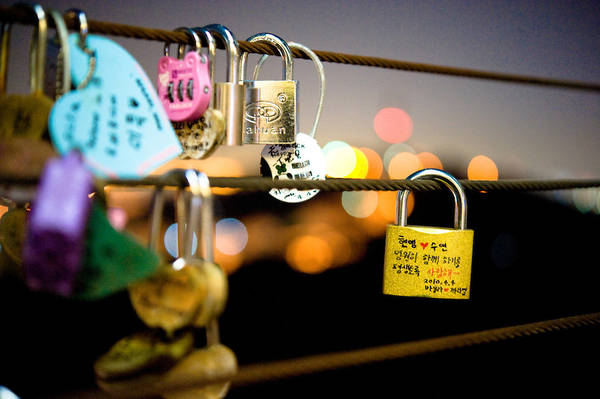 Những cặp đôi yêu nhau khi tới đây thường mua 2 ổ khoá và khoá chúng lại với nhau trên hàng rào, tượng trưng cho tình cảm bất diệt của họ. Ảnh: keithsherwood.photoshelter.com