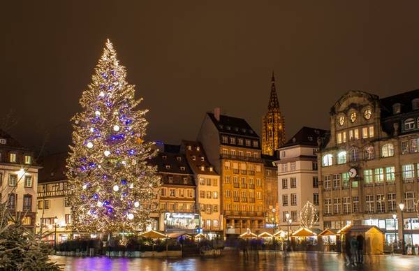 Alsace, Pháp: Vào Giáng sinh, vùng Alsace thu hút du khách với những ngôi nhà gỗ, hội chợ, bánh quy và bia, các buổi biểu diễn thánh ca và trình diễn ánh sáng. Đến thủ phủ Strasbourg để thăm ngôi chợ Giáng sinh lâu đời nhất vùng và cây thông Noel cao nhất châu Âu là một trong những trải nghiệm không thể bỏ qua.