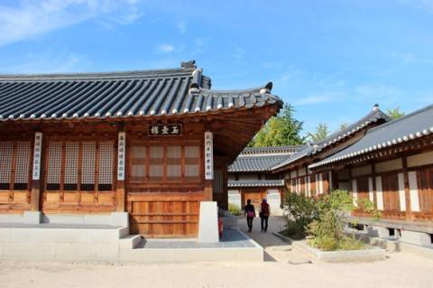 Cung điện Gyeongbokgung là một trong măm “cung điện vĩ đại” được xây dựng bởi các triều đại Joseon.