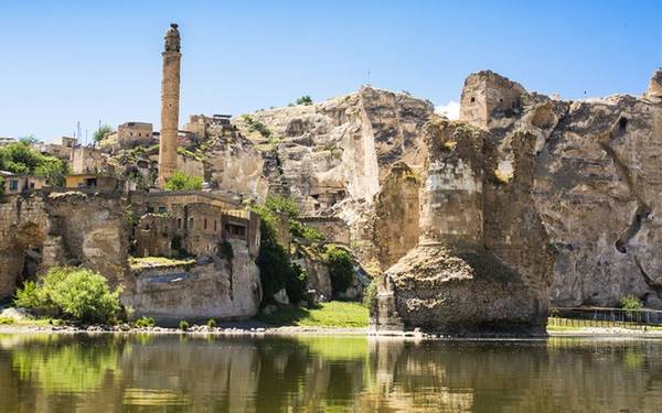 Hasankeyf Hasankeyf là một thị trấn cổ, nằm dọc theo bờ sông Tigris thuộc tỉnh Batman, đông nam Thổ Nhĩ Kỳ. Một trong những di tích thu hút nhiều du khách tại nơi đây là những trụ cột - tàn tích một thời của cây cầu đá bắc qua sông, ngôi mộ từ thời xa xưa của những người Trung Á.