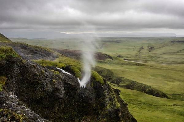 <strong>Thác chảy ngược (Iceland): </strong>Chống lại lực hút trái đất, dòng thác này không chảy xuôi mà bị gió thổi mạnh làm nó chảy ngược lên phía trên. Các dòng thác chảy ngược độc đáo tương tự còn được tìm thấy ở Hawaii, Iceland và Anh.
