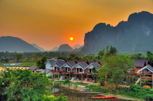 Nằm cách thủ đô Vientiane của Lào khoảng 150km, thị trấn bé nhỏ Vang Viêng nằm lọt thỏm trong mênh mông của núi rừng xanh ngát. Được biết đến là vùng quê yên bình với khí hậu trong lành, mát mẻ và cũng là điểm du lịch nổi tiếng của đất nước Lào xinh đẹp. Ảnh: Aaron Geddes