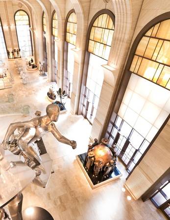 Một cầu thang nhìn xuống Grand Atrium, nơi đặt những bức tượng biểu trưng của Dianetics và Scientology.