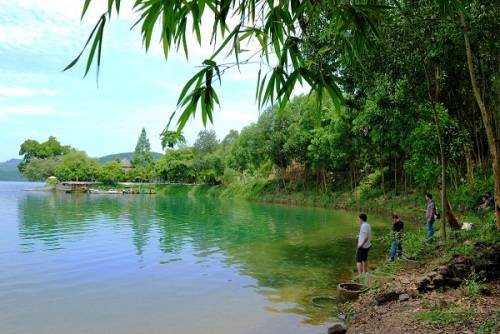 Câu cá bên hồ Phú Ninh và thưởng ngoạn phong cảnh thiên nhiên thanh bình. Ảnh: ivivu