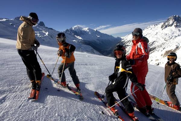 Tháng 4 vẫn là thời điểm lý tưởng cho các tín đồ đam mê trượt tuyết tìm đến ngọn núi Alps hùng vĩ – nơi tuyết trắng bao phủ suốt mùa xuân. Ảnh: zenithholidays.co.uk