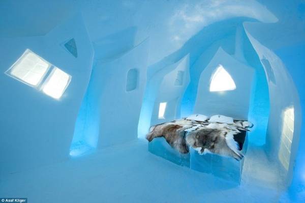 Một trong những thiết kế phòng ngủ độc đáo bằng băng tuyết lấy ánh sáng xuyên qua khối băng của The Ice Hotel - Ảnh: Daily Mail