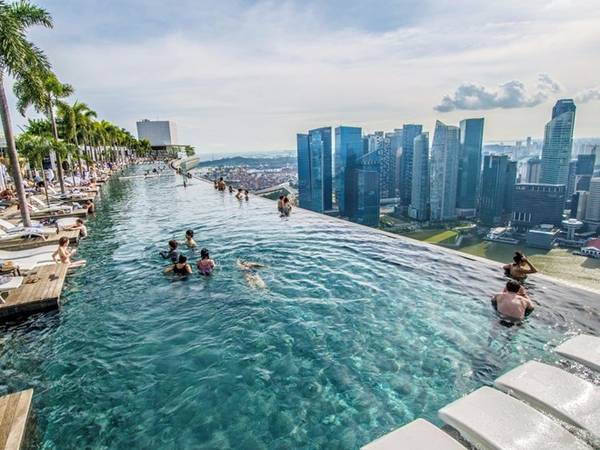 Marina Bay Sands SkyPark ở đại lộ Bayfront là nơi có đài quan sát và bể bơi vô cực, cho bạn ngắm cảnh thành phố từ 57 tầng. Mặc dù bể vô cực chỉ dành cho khách của khách sạn, nhưng bạn có thể mua vé để lên đài quan sát.