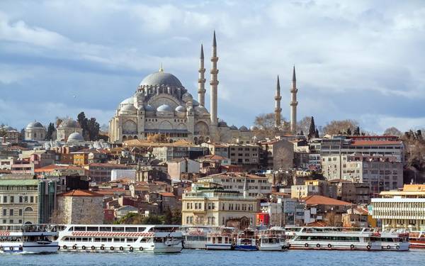 Istanbul, Thổ Nhĩ Kỳ: Thủ đô của đế chế Ottoman một thời còn lưu giữ những tác phẩm kiến trúc vô giá như cung điện Topkapi, thánh đường Suleimaniye và Sultanahmet, hay công trình Aya Sofya từng là nhà thờ, thánh đường, và bây giờ là bảo tàng. Istanbul còn có những khách sạn boutique, các phòng trưng bày nghệ thuật hay những ngôi nhà kiến trúc Ottoman có tuổi đời nhiều thế kỷ…
