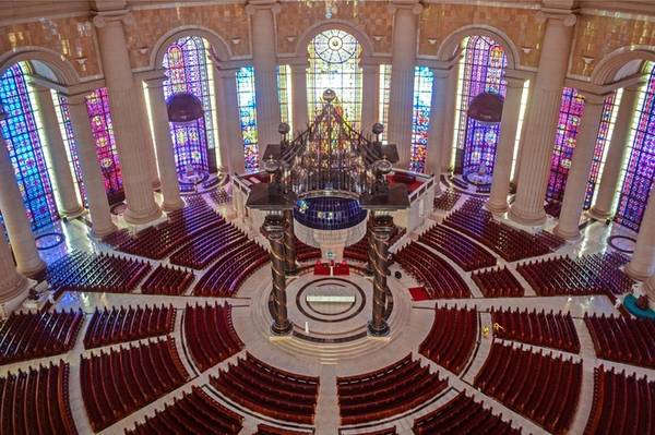 Vương cung thánh đường Đức Mẹ Hòa Bình, Yamoussoukro, Bờ Biển Ngà Theo sách kỷ lục Guinness thế giới, đây là nhà thờ lớn nhất thế giới với tổng diện tích 30.000 m². Riêng khu vực bên trong rộng gần 8.000 m². Ảnh: wondermondo