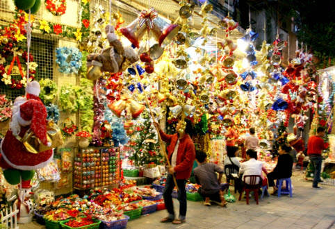 Cứ vào dịp Noel, phố Hàng Mã lại được trang trí bởi rất nhiều màu sắc