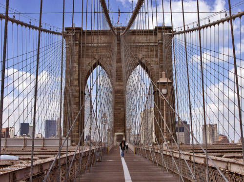 Cầu Brooklyn là một địa điểm rất được yêu thích của New York, do vậy bạn hoàn toàn có thể gặp Taylor Swift tại đây. 