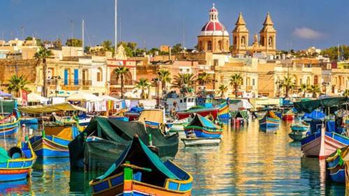  Những con thuyền gỗ màu sắc sặc sỡ mang tên luzzu chính là hình ảnh đặc trưng của vùng biển Malta
