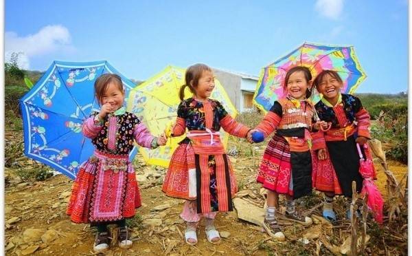 Trang phục của trẻ em ở Mộc Châu ngày lễ hội.