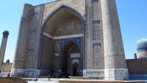 Nhà thờ Hồi giáo ở Samarkand được xây với quy mô khổng lồ, điển hình là Bibi Khanum (ảnh). Nơi đây được Tamerlane xây dựng sau chiến dịch ở Ấn Độ vào cuối thế kỷ 14, với 450 cột đá cẩm thạch và huy động gần 100 con voi trong quá trình thực hiện. Ảnh: Tim Johnson.