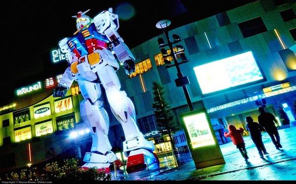 Bức tượng Gundam cao 18 m sừng sững trước khu tổ hợp mua sắm DiverCity Tokyo Plaza.