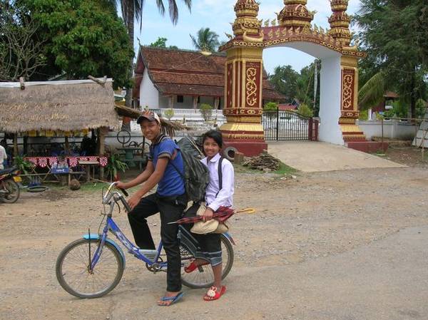 Nụ cười thân thiện là điều bạn dễ dàng bắt gặp trên khắp các nẻo đường ở Lào