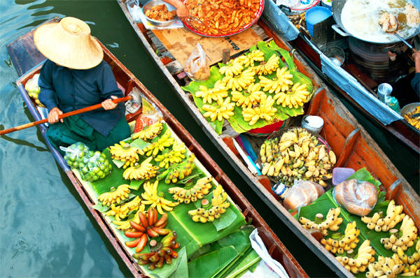 Chợ nổi Khlong Lat Mayom cũng giống như ở miền Tây Việt Nam, tuy nhiên bạn cũng nên ghé qua để khám phá nhé.