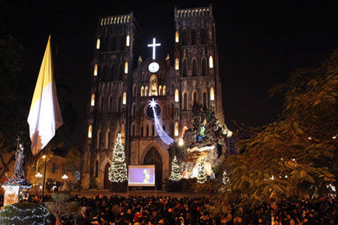 Vào dịp Giáng Sinh, Nhà thờ lớn Hà Nội lại thu hút người dân đến đây
