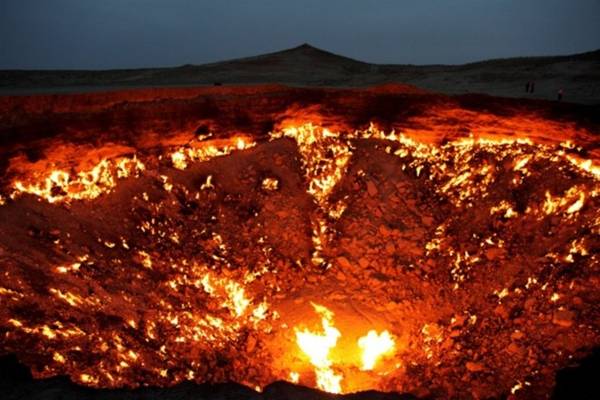Cổng địa ngục ở Derweze, Turkmenistan: Nguyên do xuất hiện cổng địa ngục là năm 1971, trong khi tiến hành khoan các nhà địa chất Liên Xô đã khoan vào một túi khí khiến mặt đất bên dưới dàn khoan bị đổ sụp tạo thành một hố lớn với đường kính 70 m. Để tránh rò rỉ khí, người ta đã đốt chúng và hy vọng rằng khí sẽ cháy hết trong vài ngày tuy nhiên đám cháy này đến nay vẫn chưa kết thúc. Và thế là cổng địa ngục bốc cháy tồn tại đến ngày nay