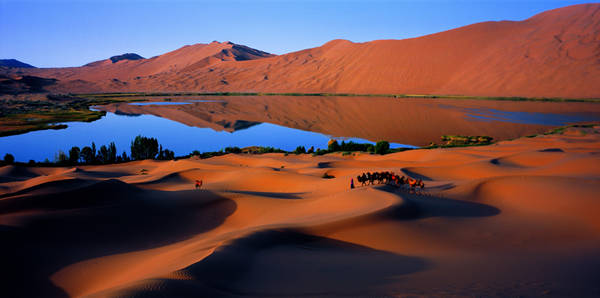 Sa mạc Badain Jaran: Nằm ở khu vực các tỉnh Cam Túc, Ninh Hạ và Nội Mông, Badain Jaran là sa mạc lớn nhất của Trung Quốc. Nơi đây giống một bức tranh tuyệt đẹp với những đồi cát vàng cao hàng chục mét, uốn lượn theo đủ hình dáng như trăng lưỡi liềm, kim tự tháp, hồ nước... Ảnh: English.gsta.gov.cn