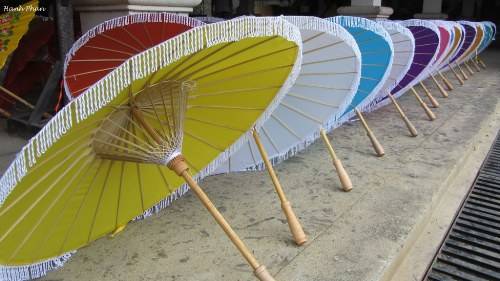 Những chiếc ô làm ở làng Borsang. Ảnh: Hạnh Phan.