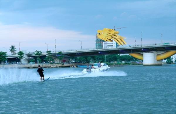 Lướt ván trên sông Hàn