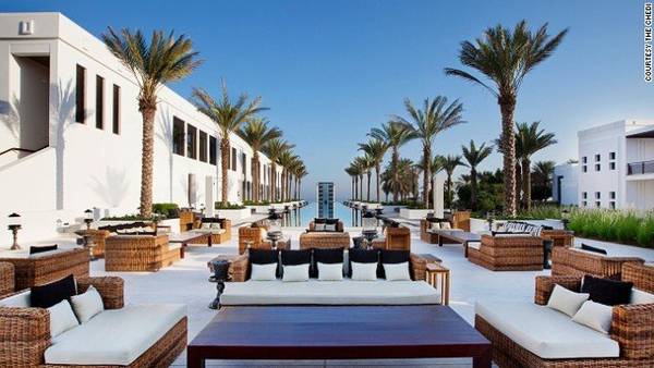 Khách sạn Chedi cũng là nơi có hồ bơi dài nhất đất nước Oman, kéo dài đến tận biển - Ảnh: CNN