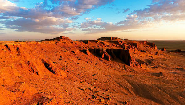 Từ tiết trời giá rét ở phía Tây Bắc, nơi những con tuần lộc hoang dã tự do chạy nhảy trong các khu rừng thông rụng lá đến khí hậu khô cằn của sa mạc Gobi ở mạn phía đông.