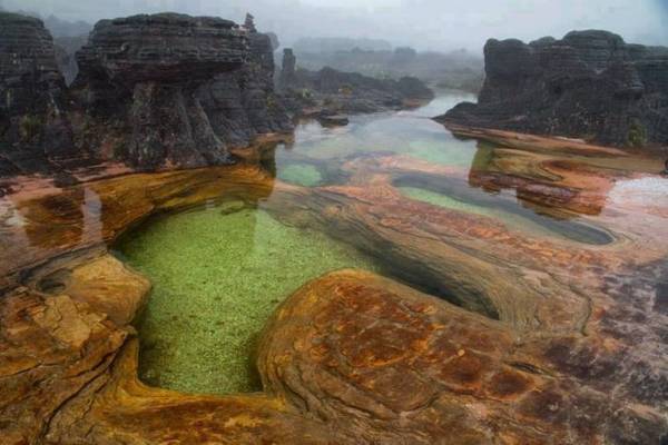 Một kiến tạo địa chất hồ độc đáo ở núi Roraima - Ảnh: wp