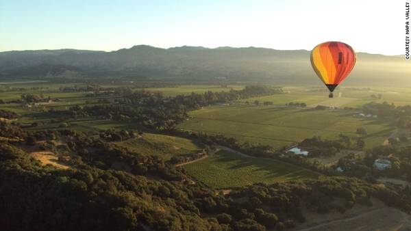 Dạo chơi bằng khinh khí cầu qua Thung lũng Napa, California, Mỹ.