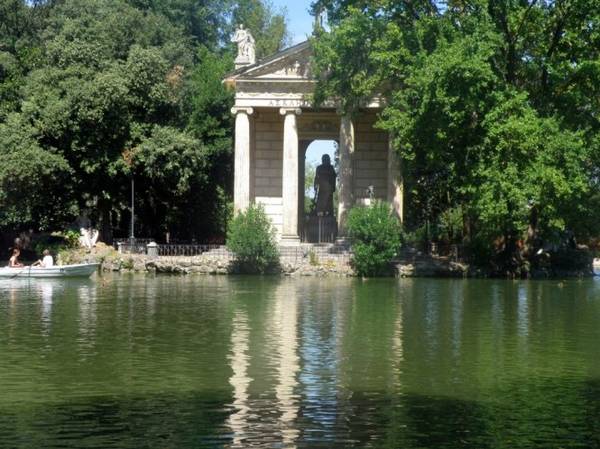 Dạo hồ ở Villa Borghese, vườn thượng uyển của hoàng gia ngày trước và nay là công viên công cộng ở Roma. 