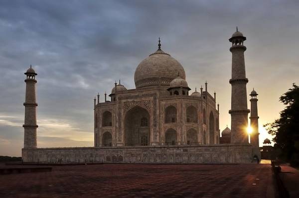 1. Đền Taj Mahal tuyệt đẹp trong ánh chiều tà. Ngôi đền này do vua Shah Jahan xây dựng để tưởng nhớ người vợ thứ ba, hoàng hậu Mumtaz Mahal. Ảnh: MarcBW
