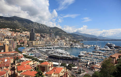 Đại lộ công nương Grace, Monaco Đến tham quan, du khách sẽ có cơ hội được gặp những người nổi tiếng như Lewis Hamilton, Helena Christensen. Giá mỗi mét vuông ở đây vào khoảng 86.000 USD.