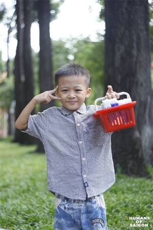 Sài Gòn là cậu bé con ham học, ngày ngày đi bán phụ gia đình nhưng vẫn hồn nhiên tươi cười và lễ phép với mọi người xung quanh. (Ảnh: Humans of Saigon)