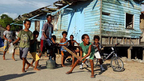 Trẻ con chơi trên đường phố Port Moresby.